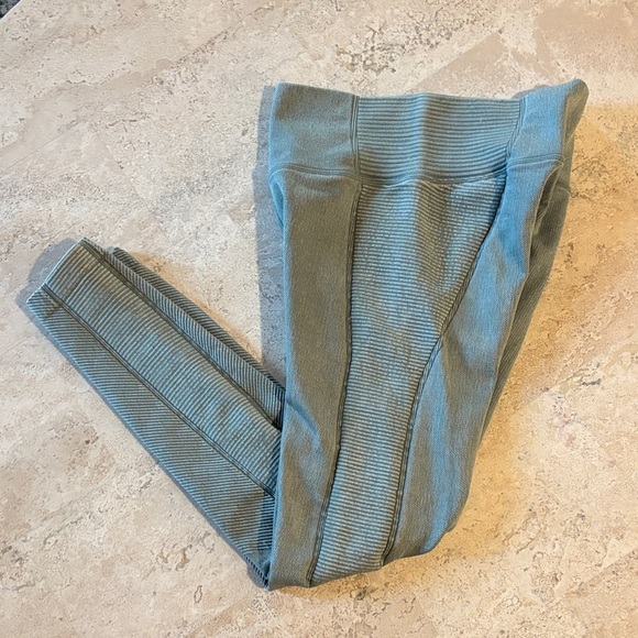 Offline by Aerie size XS beautiful light Green Leggings - Picture 3 of 4